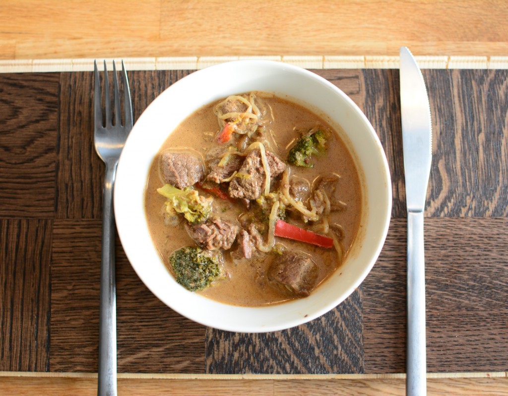 Asiatisk köttgryta med röd curry och böngroddar