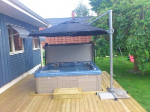 Parasaoll över spabadet är på plats