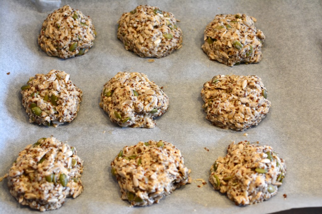 Forma 8-9 frallor och stoppa in i ugnen.