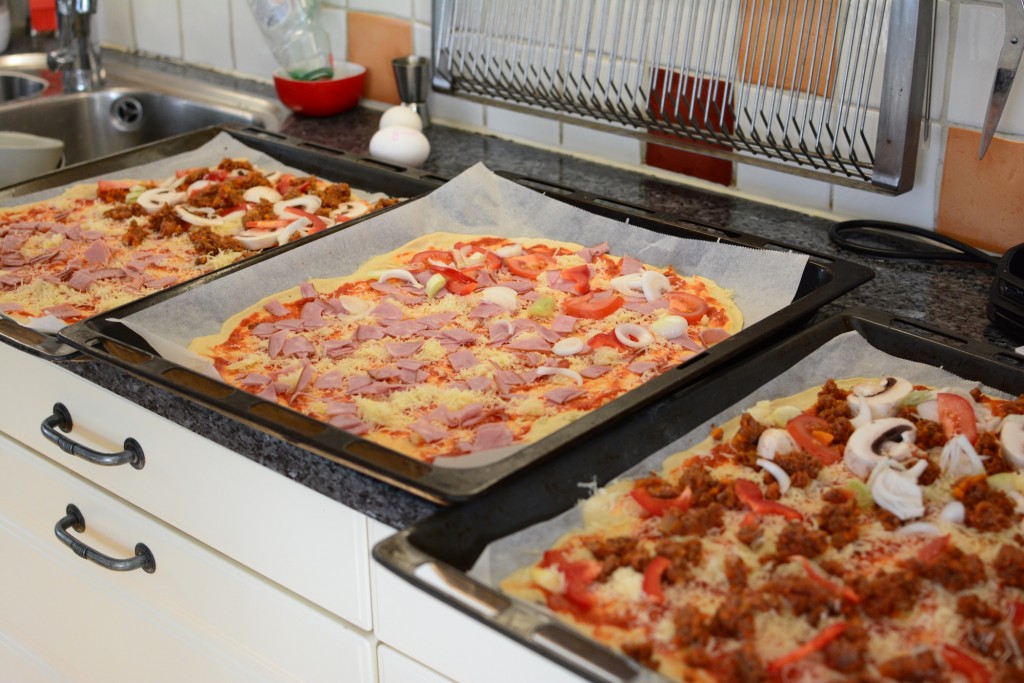 Tomatsås och olika toppings och nu är pizzan klar att gräddas-