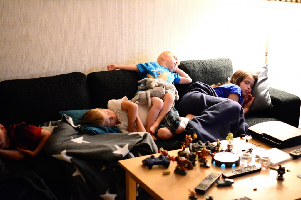 Trötta barn som slocknat i soffan