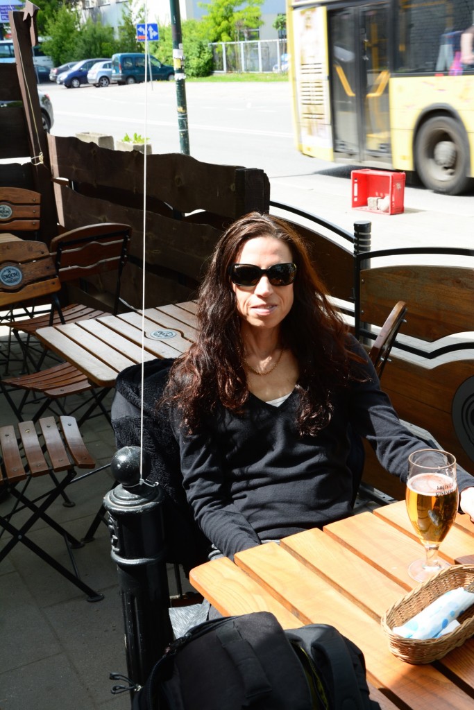 Skönt att njuta av öl och mat i solen!