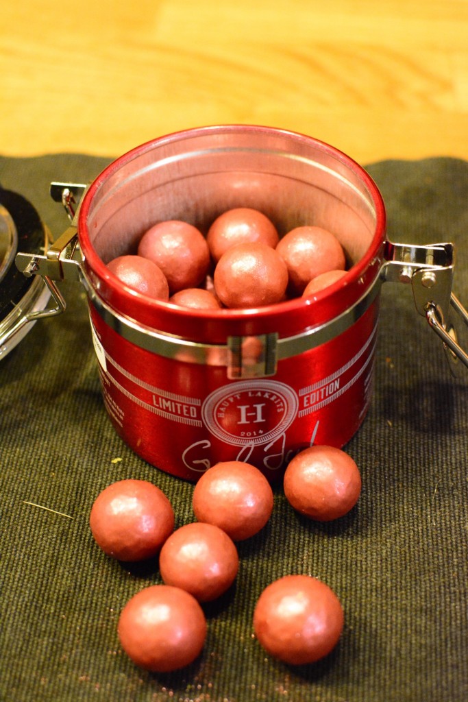  lakrits omgiven av vit choklad smaksatt med en juldoftande kryddblandning som påminner om pepparkaka