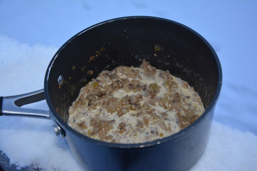 Svampduxelle som läggs på köttet - förberedd