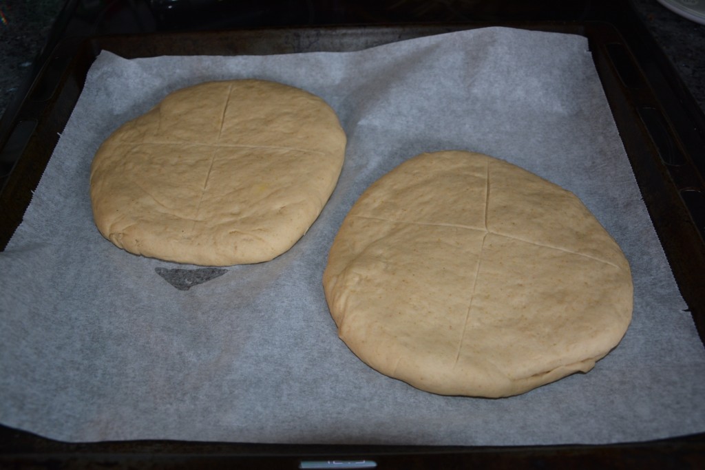 Forma bröden till runda kakor, gör hål i mitten och nagga!