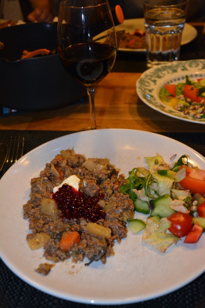 Servera grytan med creme fraiche, lingonsylt och fräscha grönsaker.