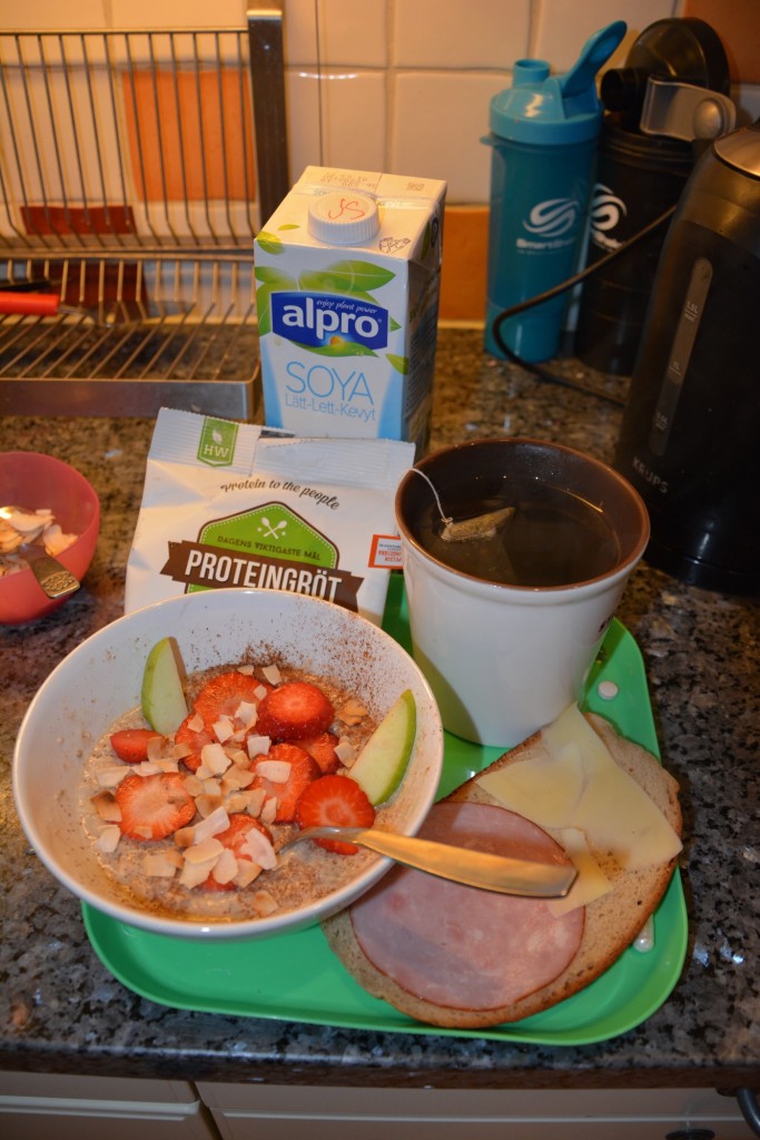 Proteingröt med god topping, nyttig smörgås, te och ägg - en perfekt start på min dag!