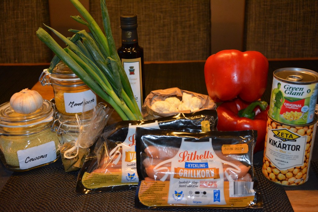 En härlig korg fylld med ingredienser för att kunna laga fredagskocken Mattias Larssons couscoussallad med grillad kycklingkorv, ingefärscrème och morotspesto