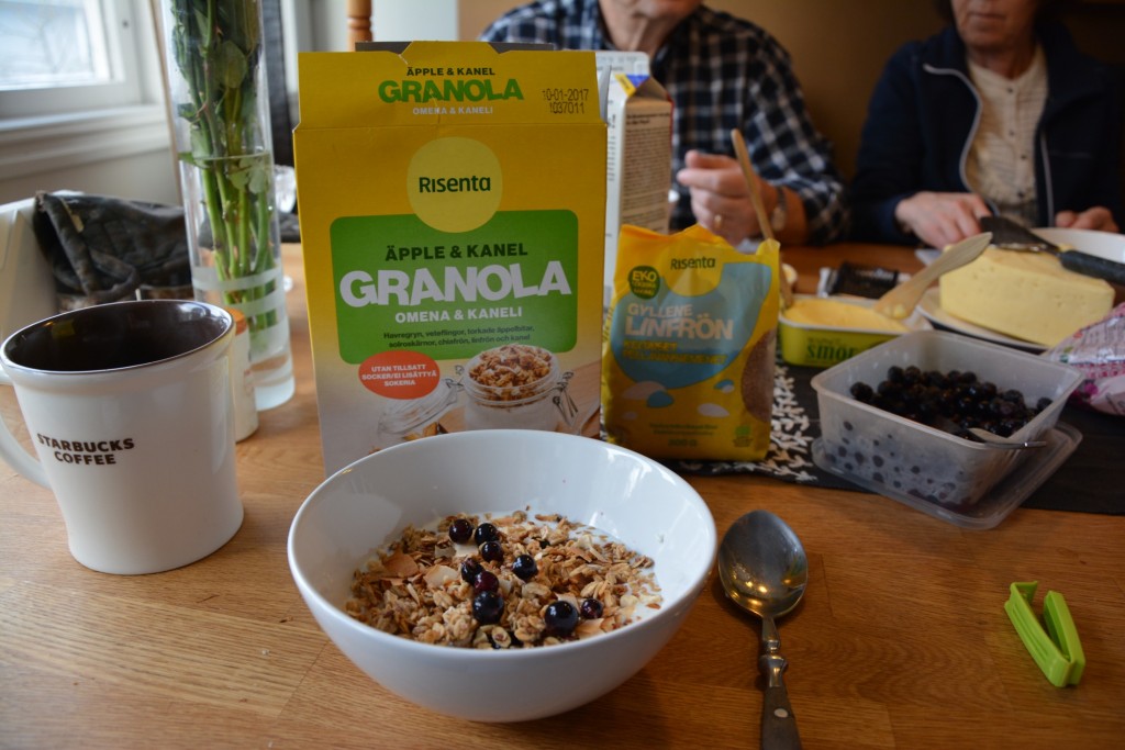 En riktigt god frukost med granola och gyllene linfrön