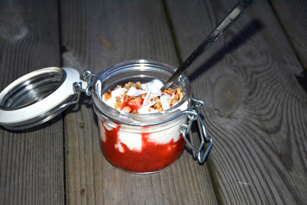 Kvargyoghurt med jordgubbssås, granola och rostad kokos