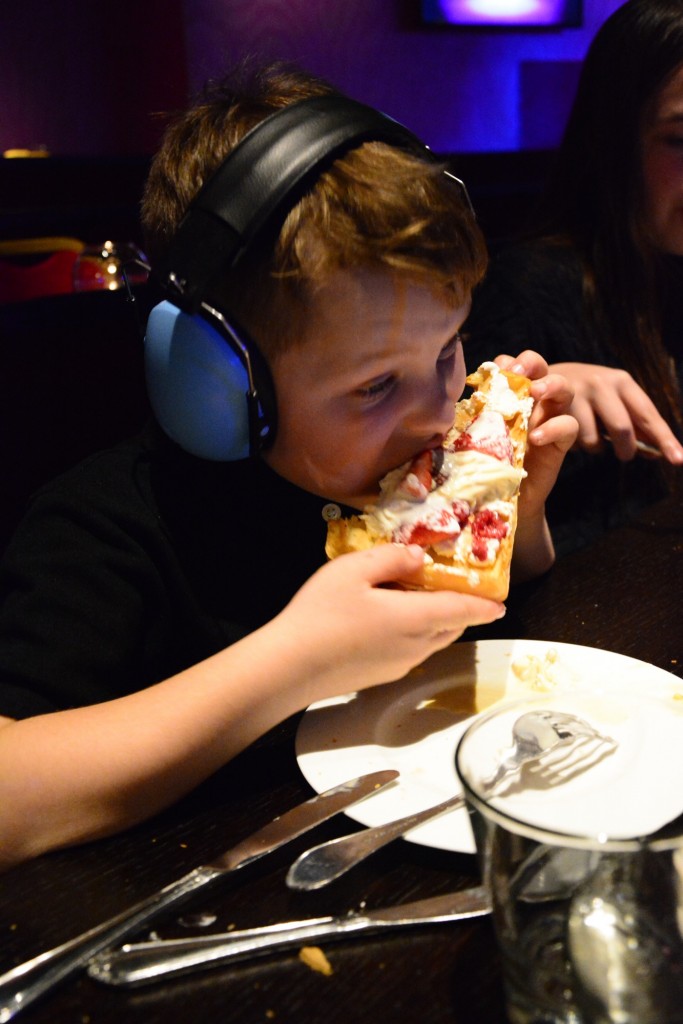 Gustaf har sitt eget speciella sätt att äta!