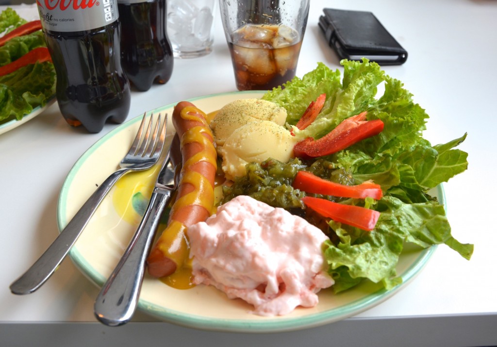 Mina kokta korvar med senap, mos, räksallad, bostongurka och sallad.