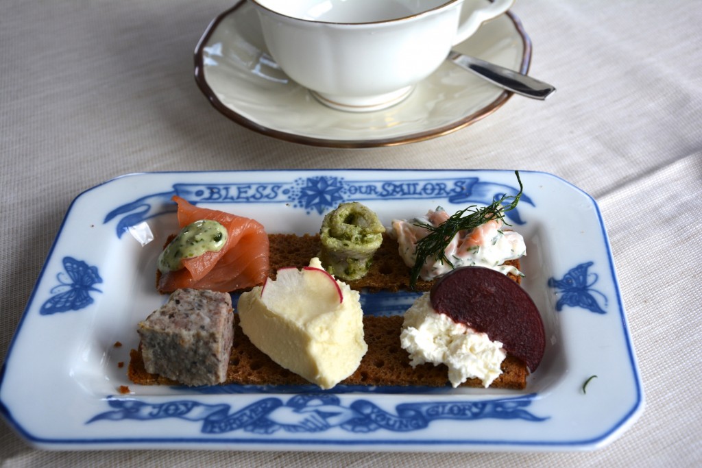 Landgång med olika toppingar.