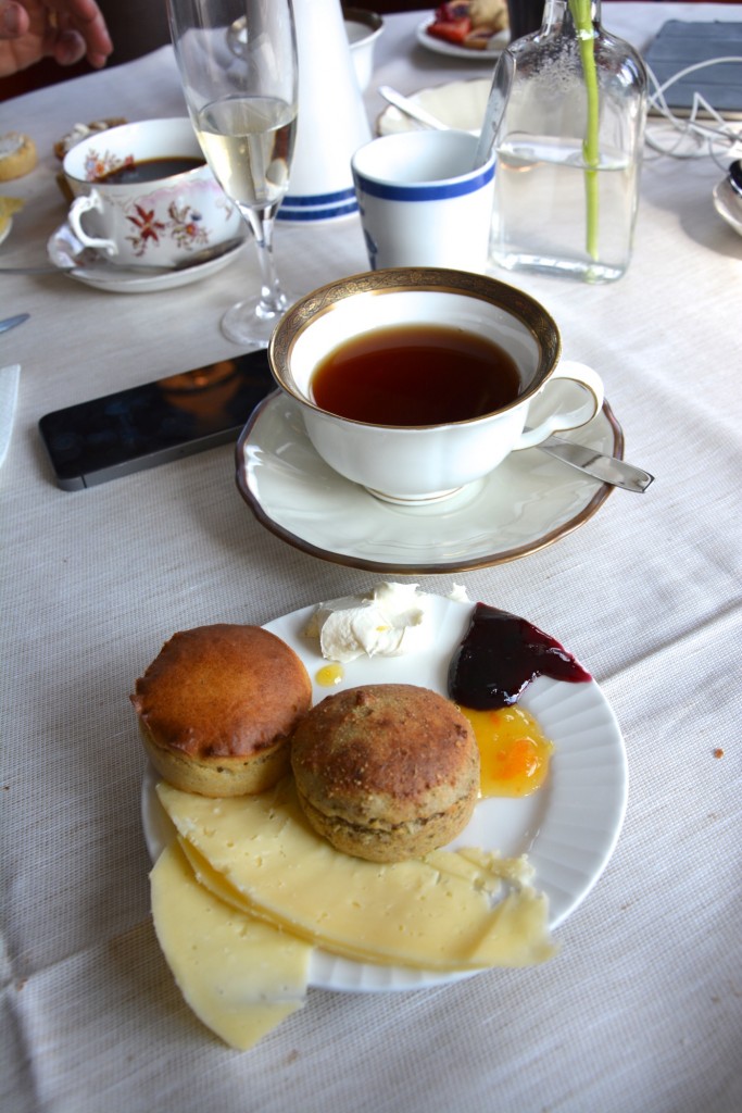 Scones med goda tillbehör.