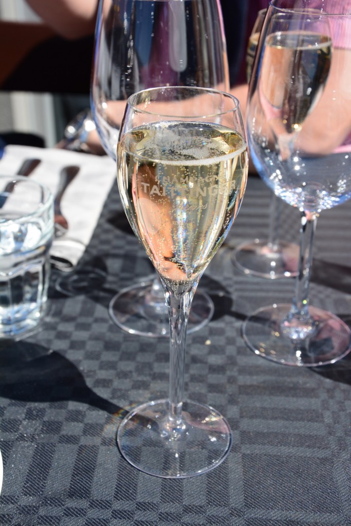 Ett glas iskall, bubblande, äkta champagne (Tatttinger)