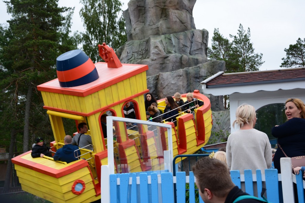 Hoppetossa snurrar på böljan blå.