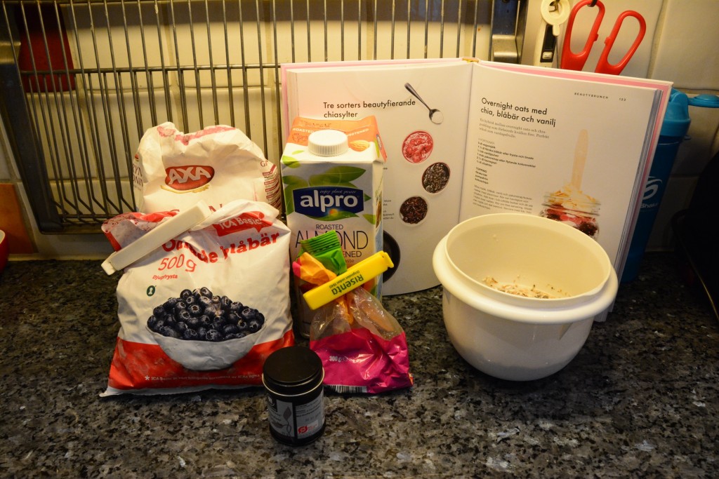 Ingredienser till en overnight oats med chia, blåbär och vanilj.