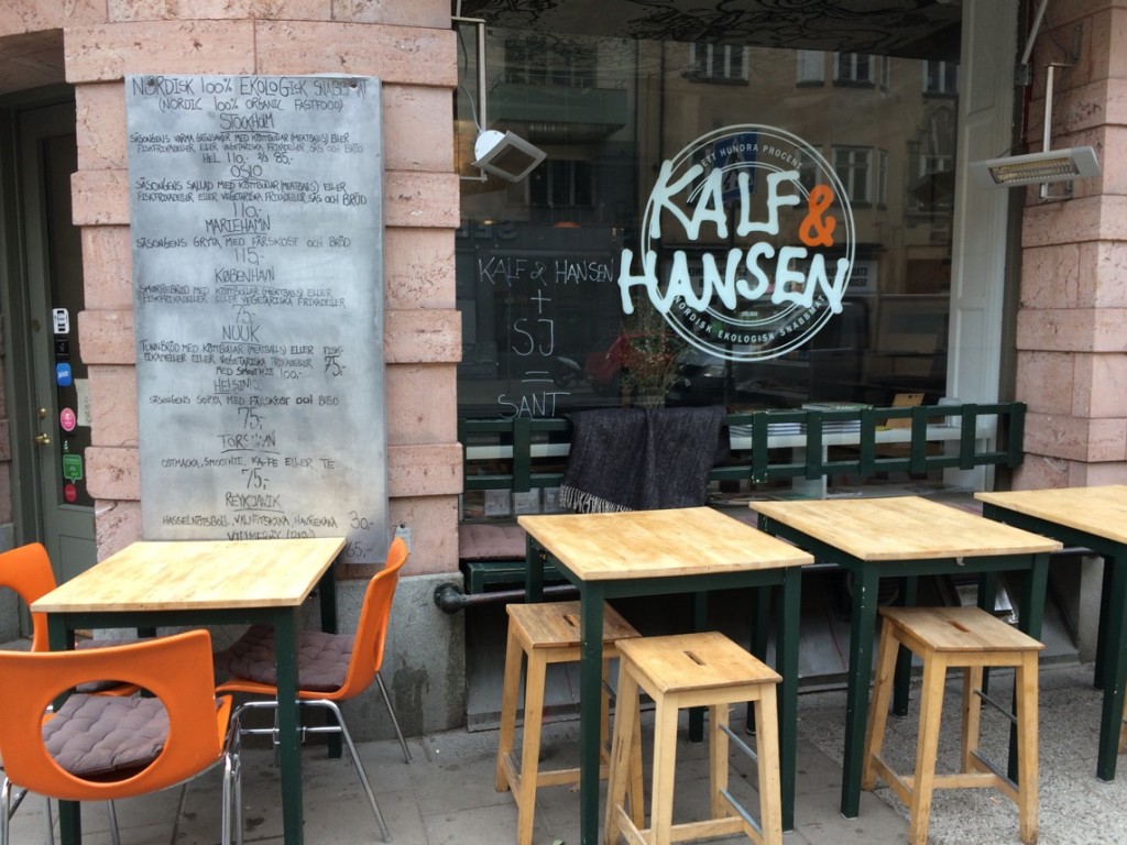 Om man vill njuta av Hornsgatans buller finns bord utställda utanför restaurangen.
