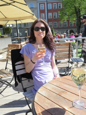 Ett varsitt glas vitt vin i solen på Gården