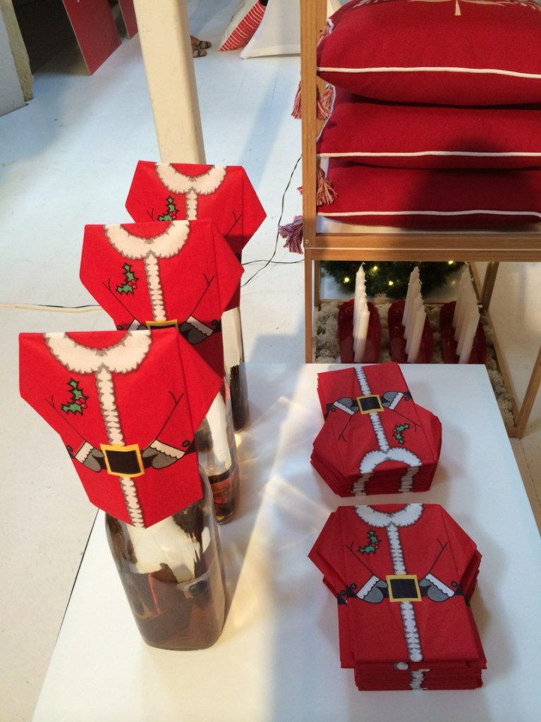 Färdigvikta servetter i form av jultomten