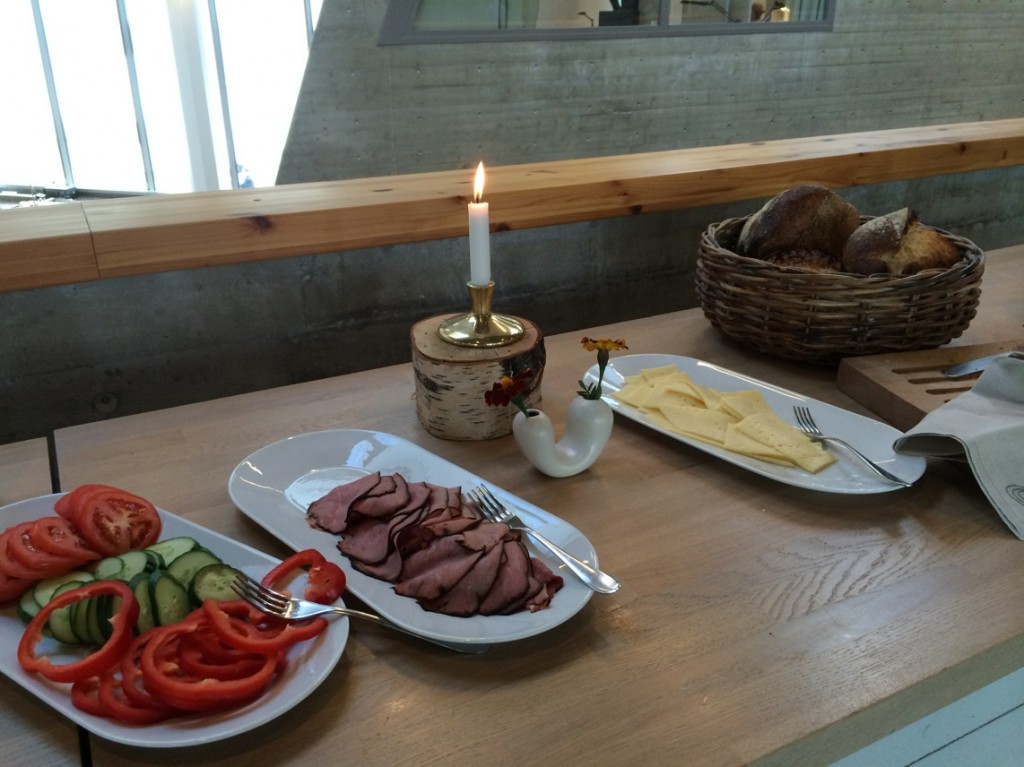 Hembakat bröd och goda pålägg till frukost