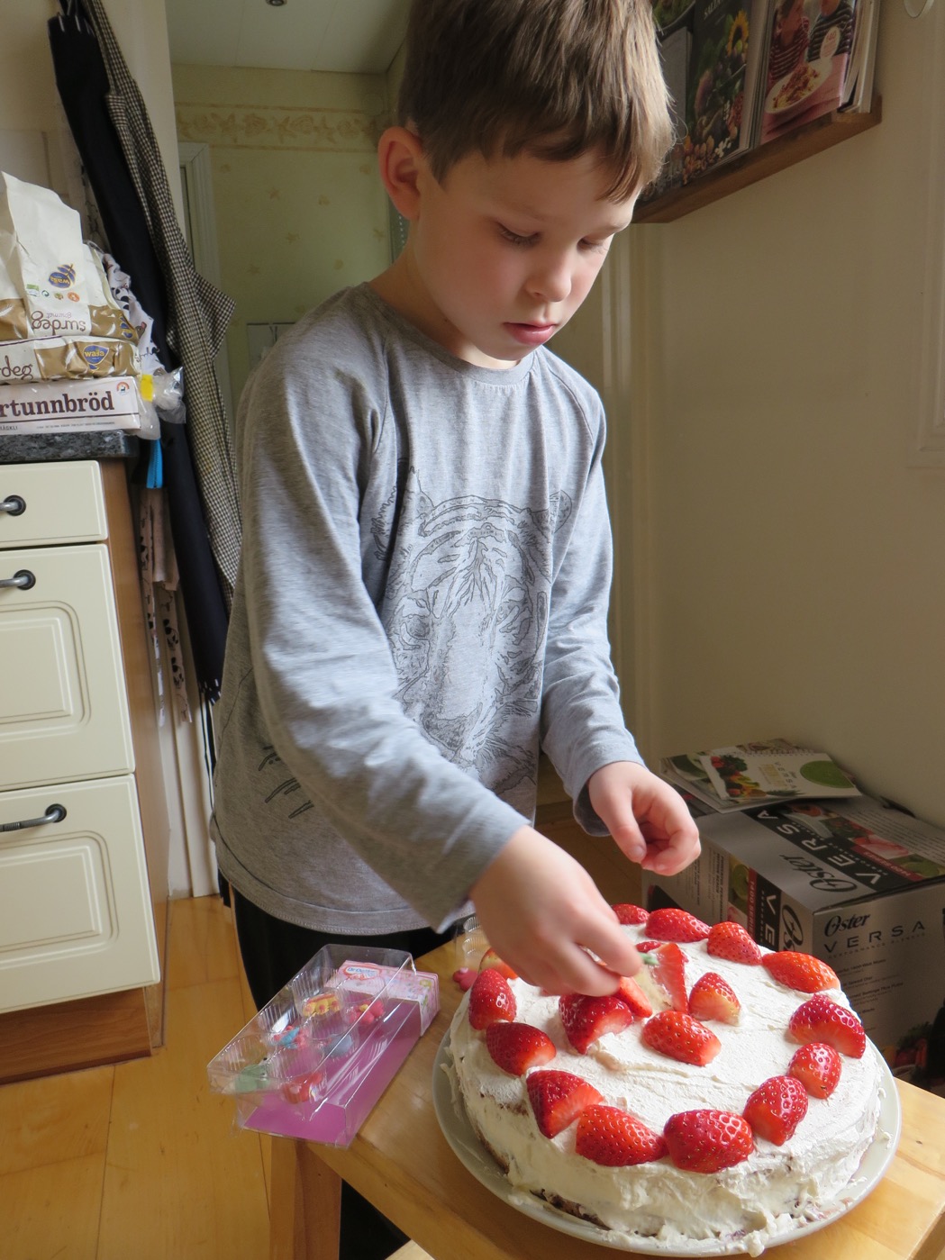 Gustaf dekorerar sin tårta