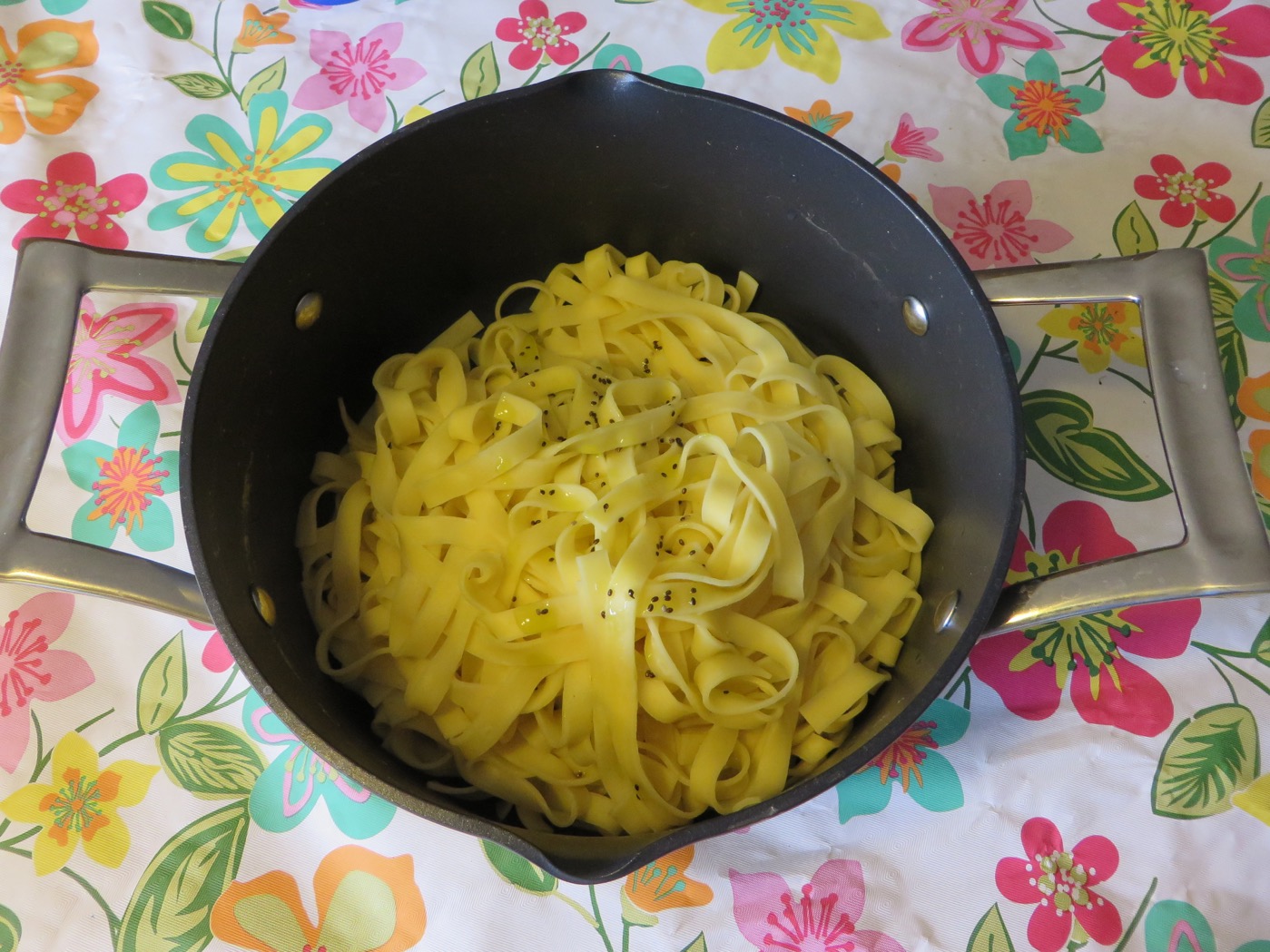 Läcker prickig pasta från oljans chiafrön
