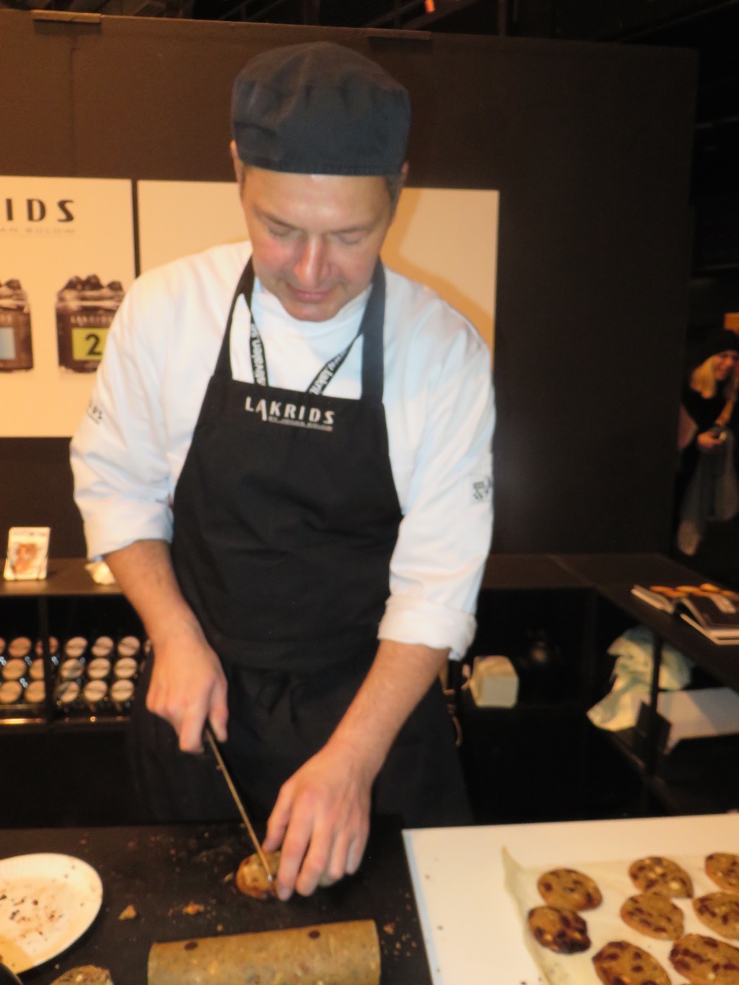 Tage från Lakrids by Johan Bülow skär upp nybakta kakor