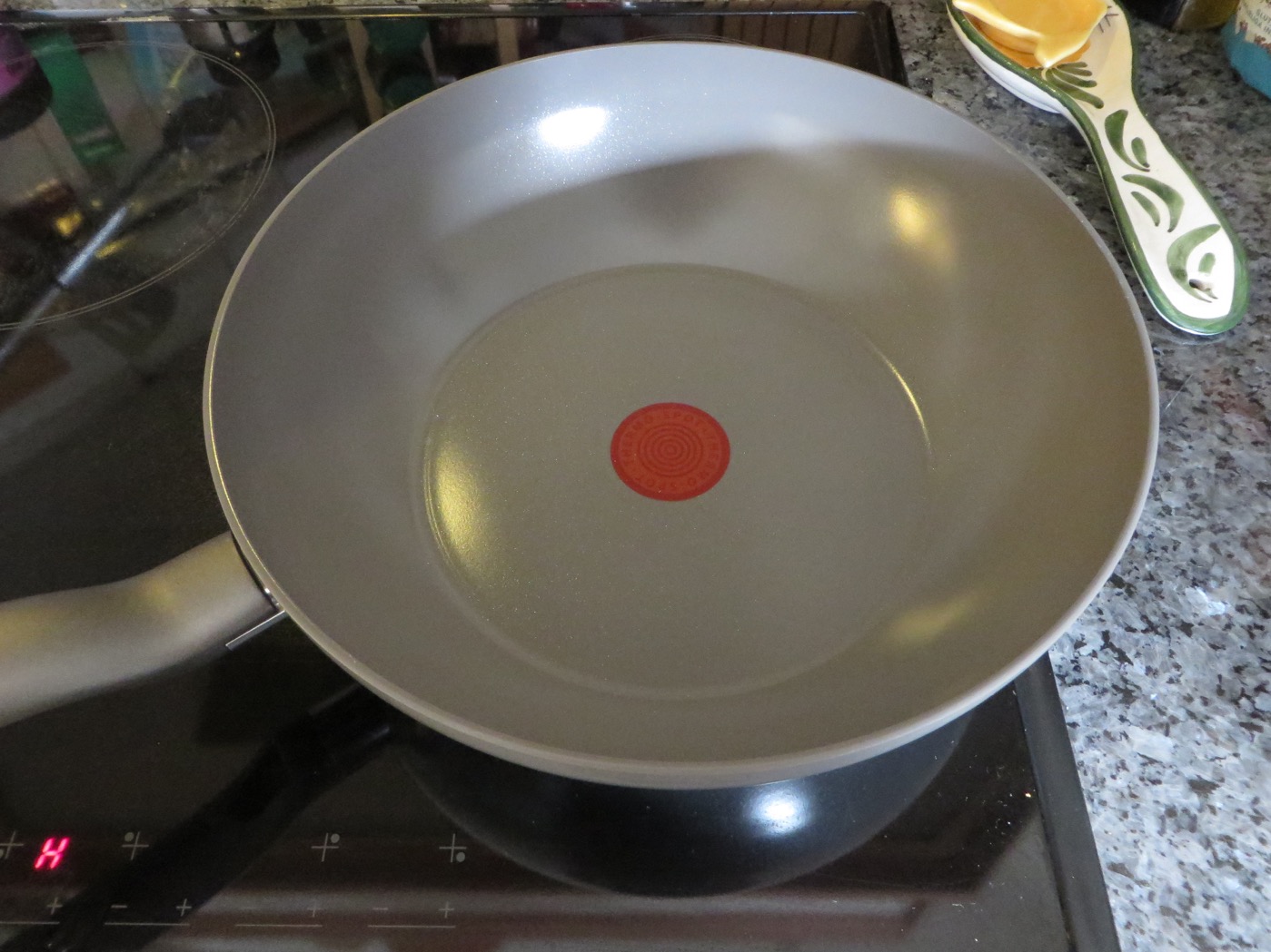 Tefals keramiska wokpanna med inbyggd temperaturkontroll