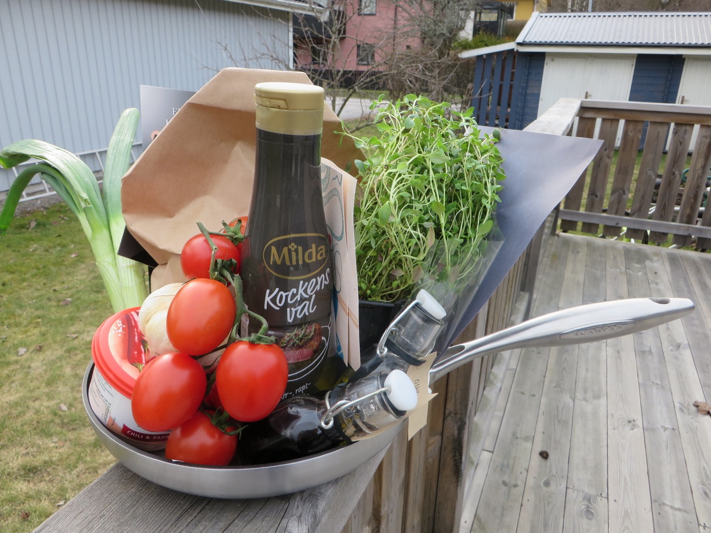 Milda Kockens val, fina tomater, potatis, timjan, vårlök, vitlök och stekpanna!