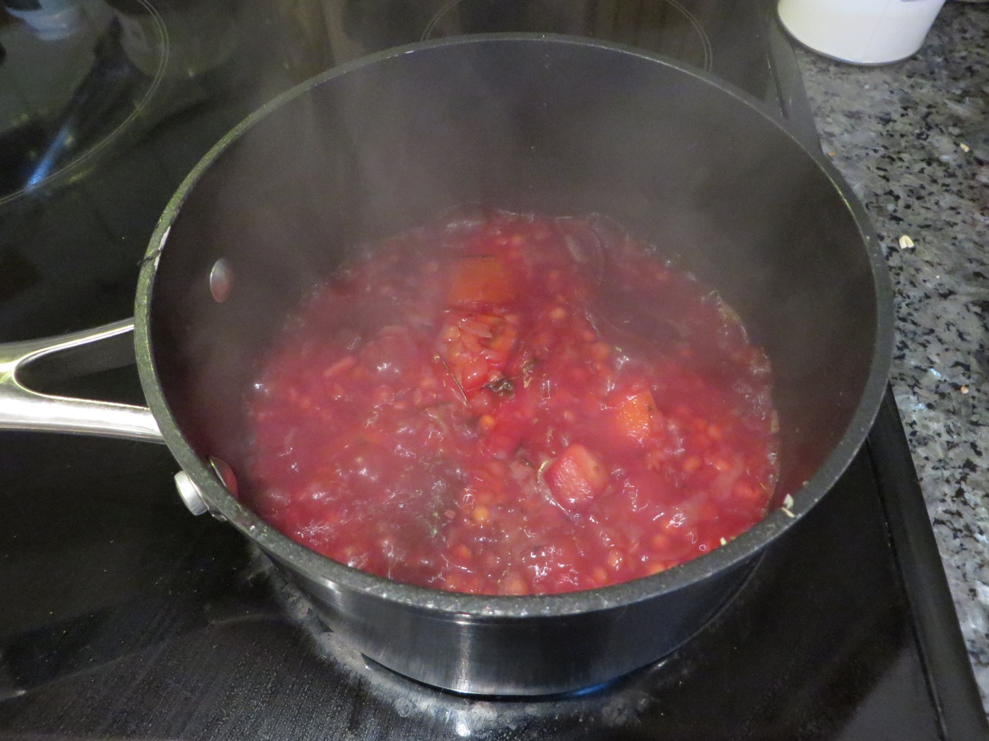 Rotfruktssoppa på överblivna ugnsbakade grönsaker.