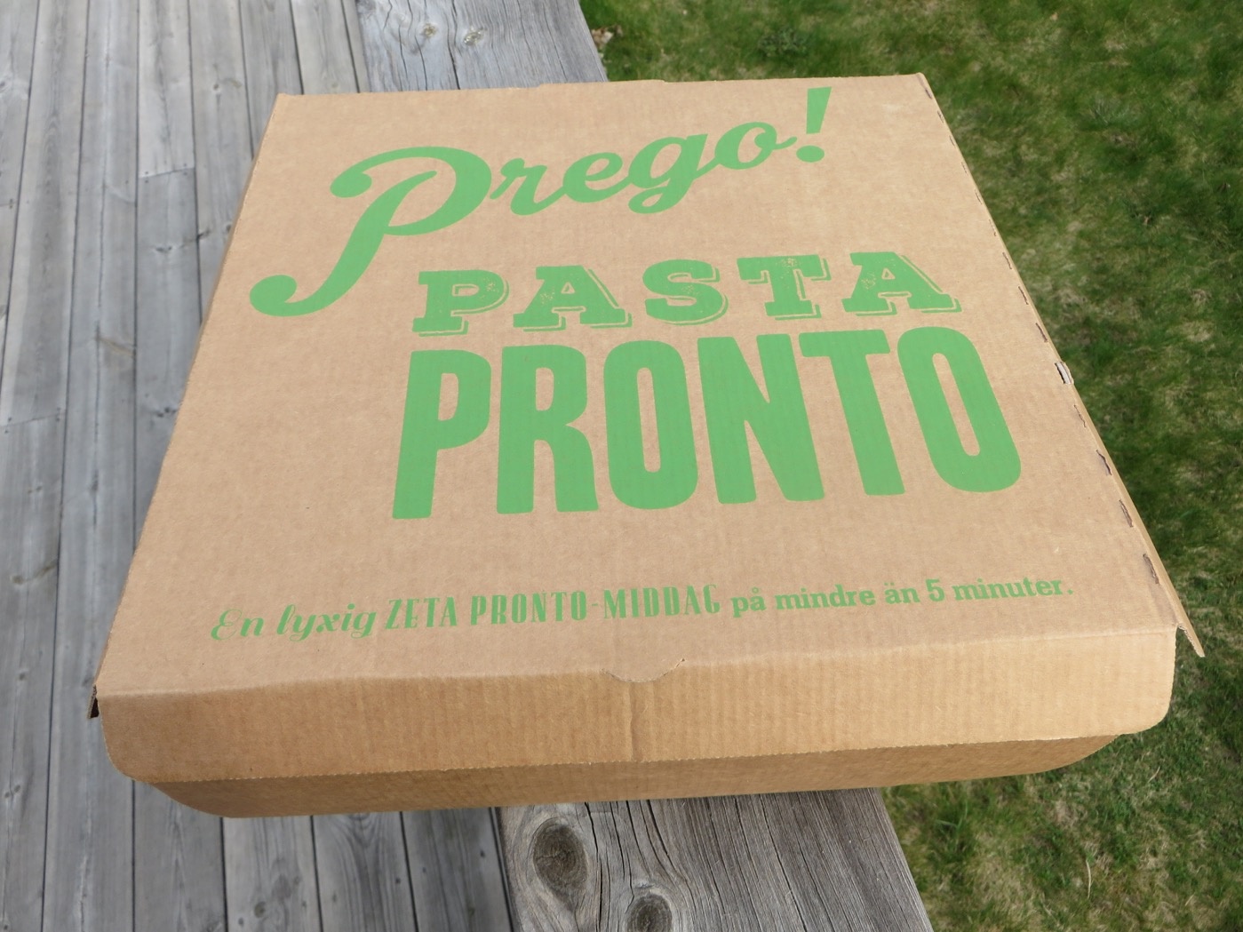 Ett bud kommer lastat med Pasta Pronto!