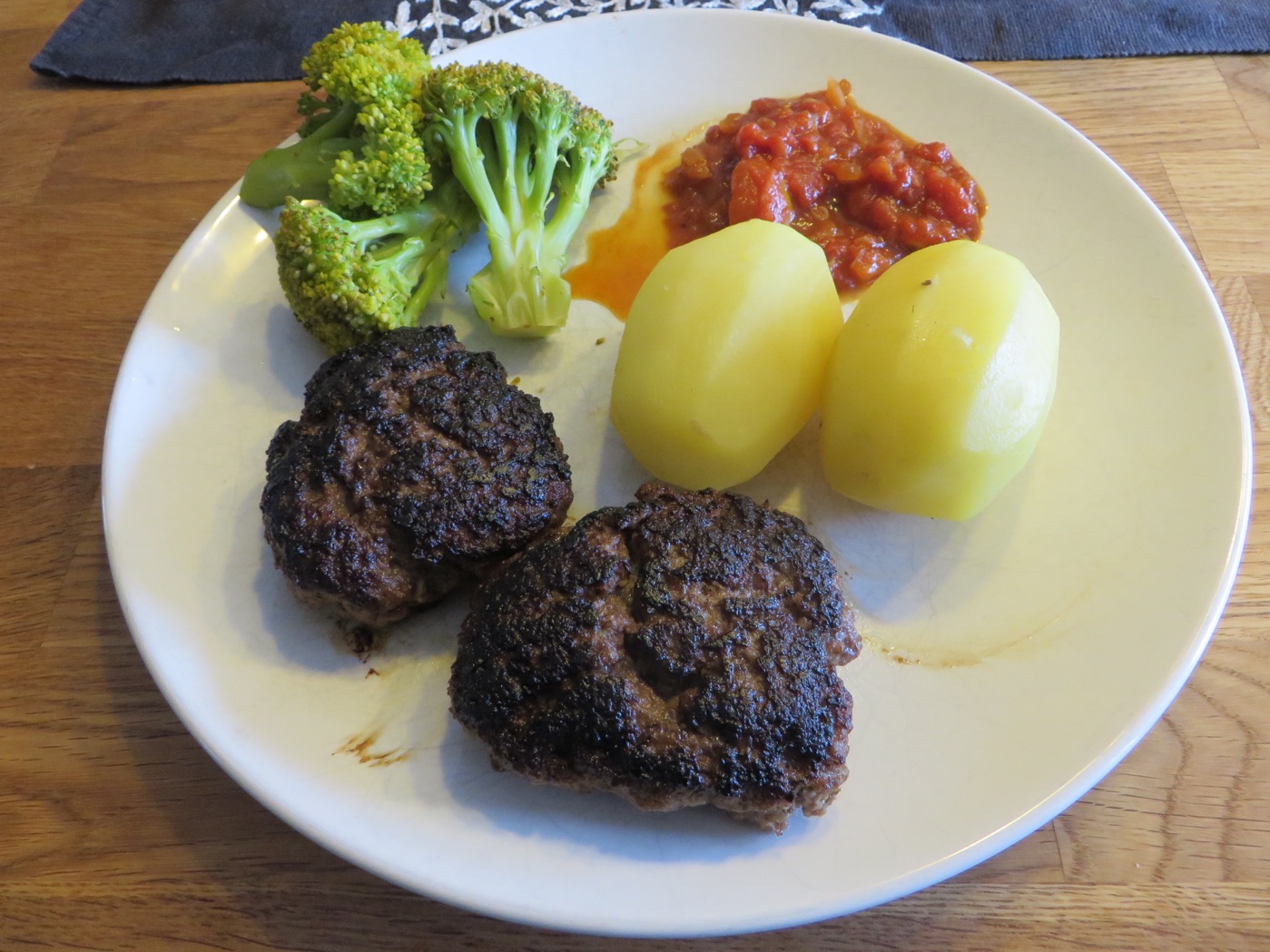 Köttfärsbiffar med potatis, tomatsås och broccoli - en vardagsfavorit!