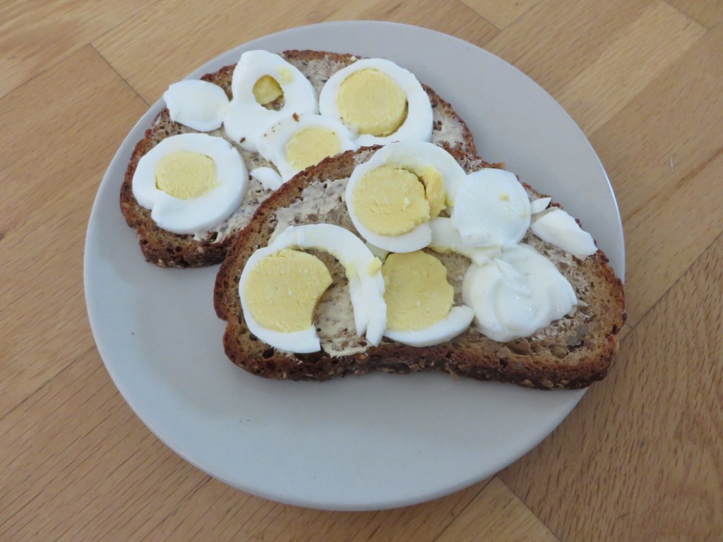 Goda nyttiga äggmackor gjorda på Matildas grova surdegsbröd.