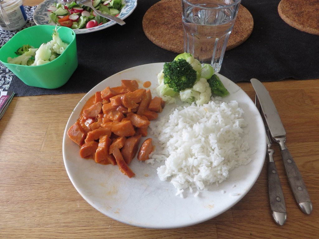 Korv Stroganoff med ris och grönsaker.