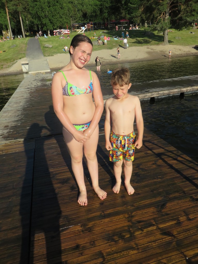 Barnen älskar att bada! Oavsett temperatur i vattnet :-)