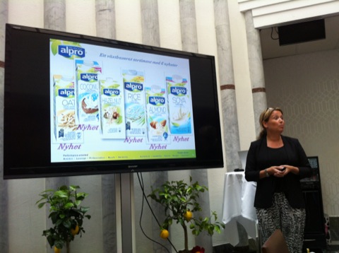 Hanna Möller från Alpro presenterar de gröna mattrenderna och Alpros nyheter