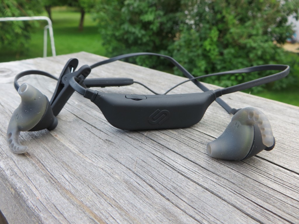 En fjärrkontroll man enkelt styr musik och samtal med.