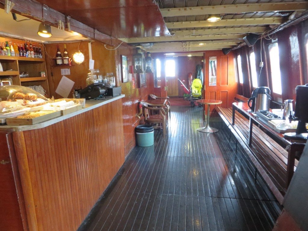 Undervåningen på båten där bland annat caféet ligger.