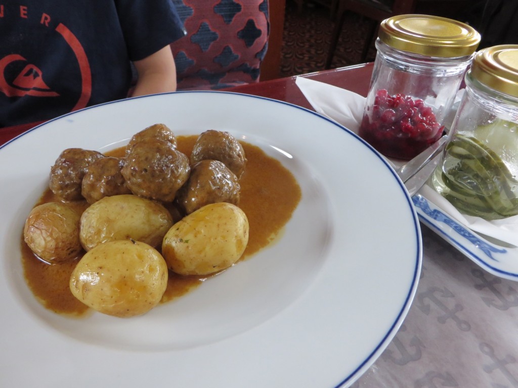 Köttbullar, potatis och sås med tillbehören på sidan om och inget grönt - precis i Gustafs smak.