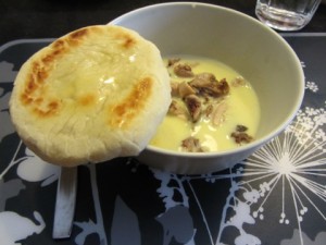 Soppa med kyckling och nybakat naan-bröd