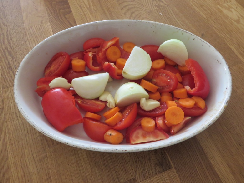 Färska tomater, paprika, morot, lök och vitlök utgör basen i din hemgjorda tomatsås