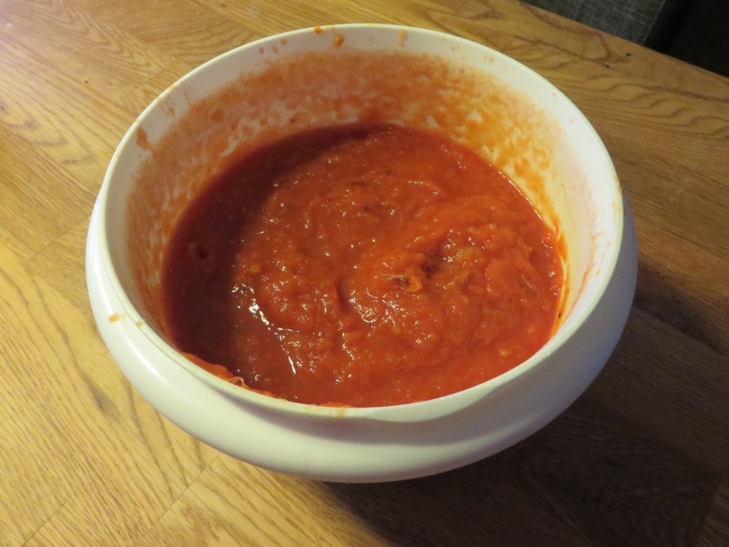 Färdig hemgjord tomatsås redo att avnjutas