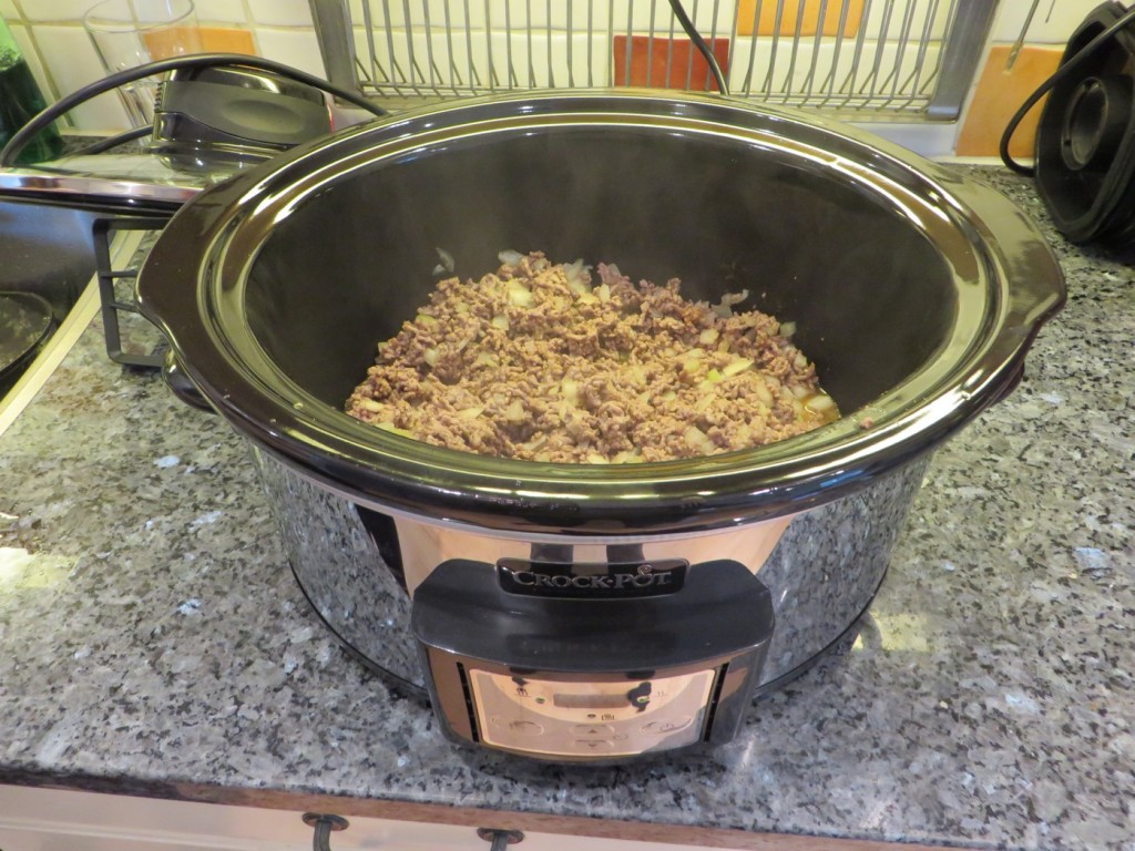 En köttfärssås ska tillagas i Crock-Pot med orörningsfunktion
