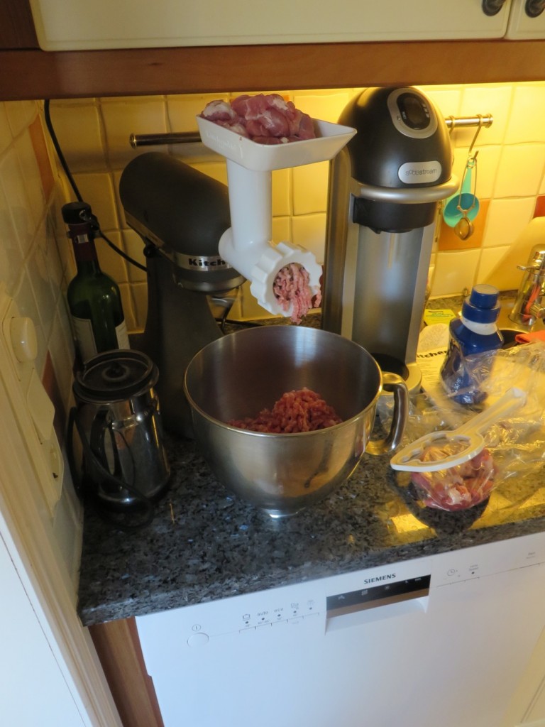 Jag maler fläskkarré och potatis till hemgjord julkorv