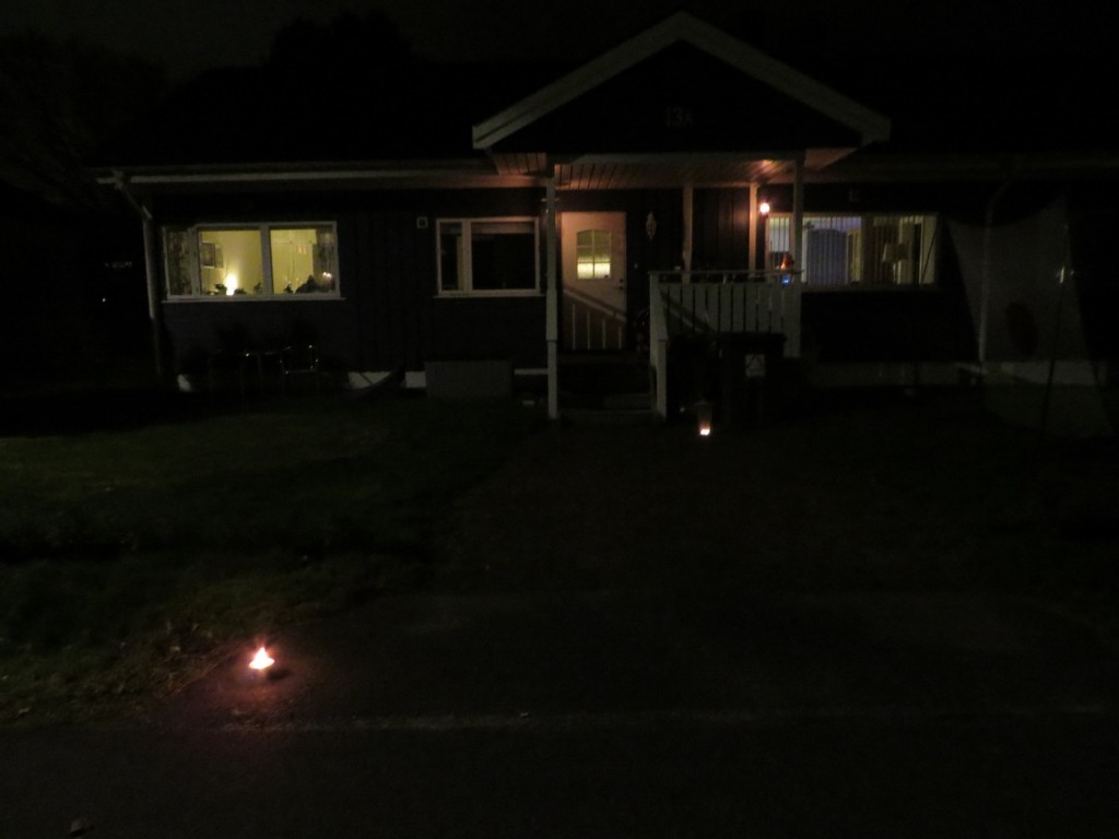 Huset nedsläckt och ljus tända istället