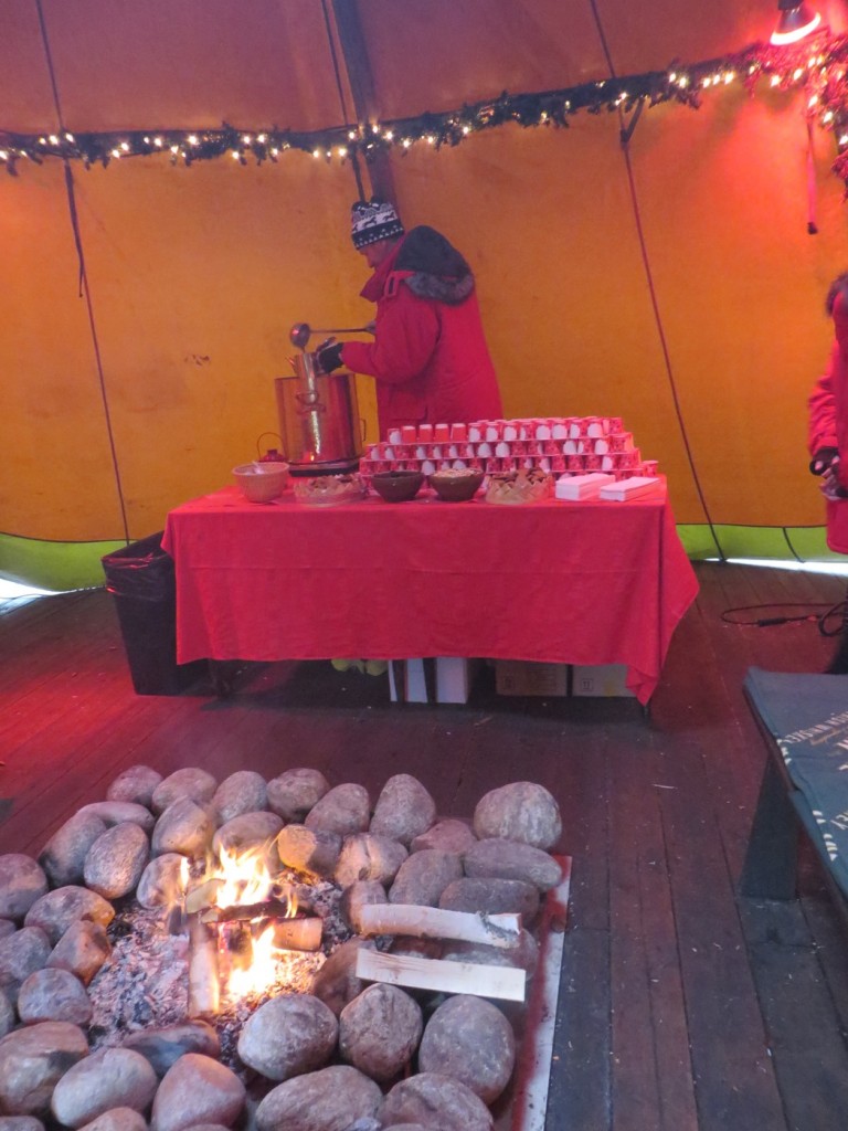 Välkommen in i kåtan och njut av öppen eld och varm glögg med tillbehör! Upplev Tyrols Vilda julbord