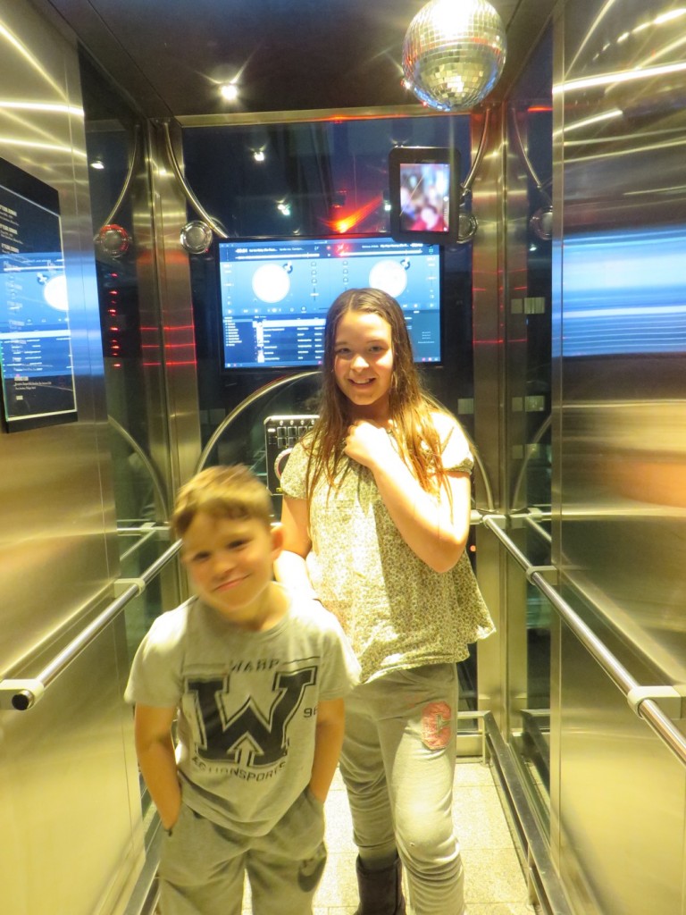 Barnen älskade hissarna med fyra olika musikstilar!