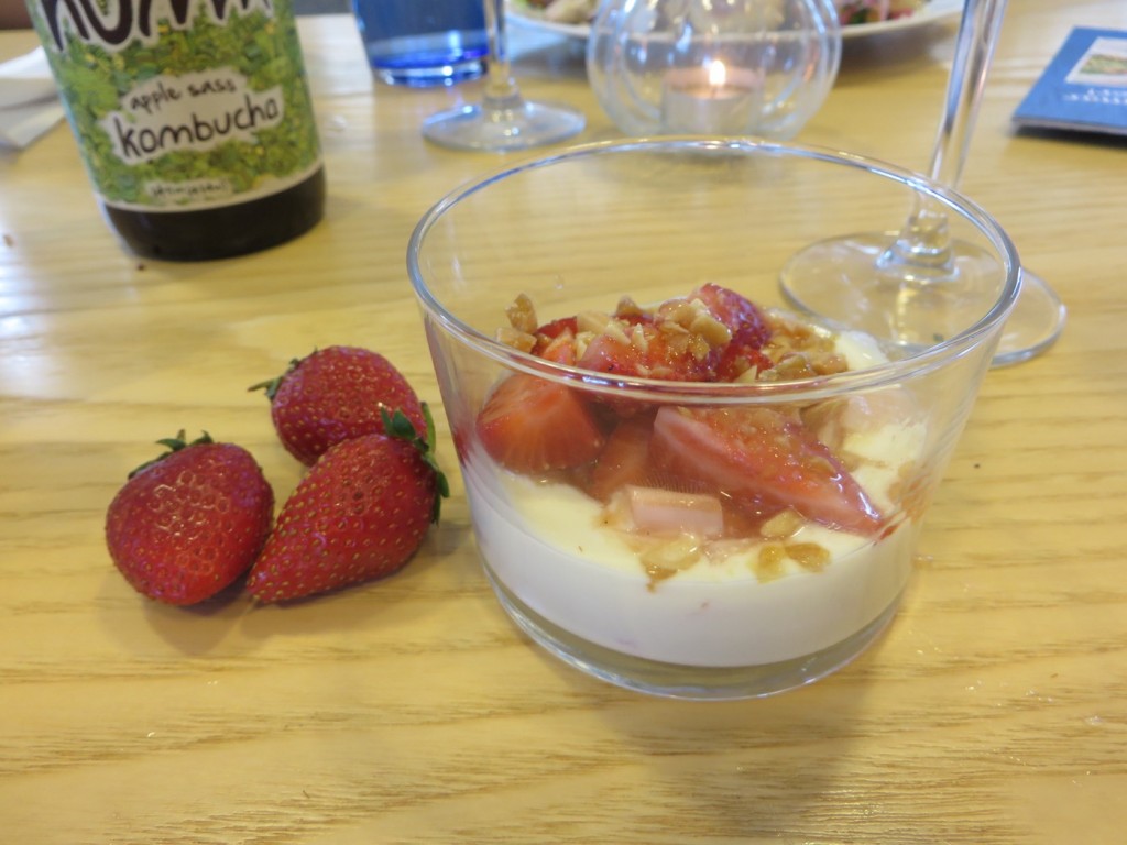 Vaniljkokt rabarber med jordgubbar, vit chokladcrème och saltkaramelliserade mandlar