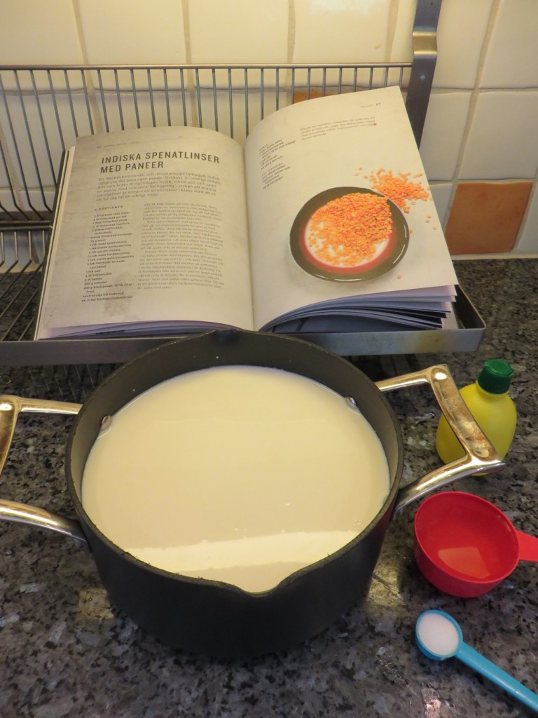 2 liter ohomogeniserad mjölk hälls i tjockbottnad kastrull och får koka upp